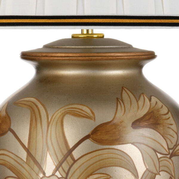 Håndmalet orientalsk bordlampe i keramik med blomster og blade i sølv-finish med plisseskærm - Image 2