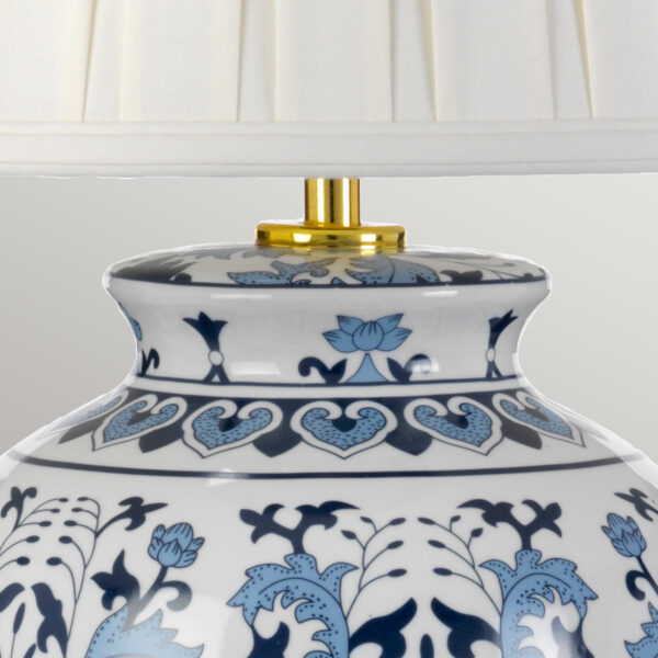 Linyi orientalsk bordlampe i keramik i blåt og hvidt mønster med plisseskærm - Image 2