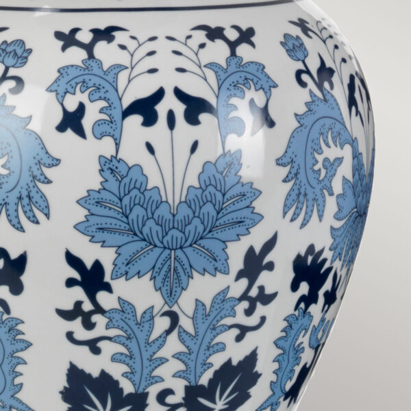 Linyi orientalsk bordlampe i keramik i blåt og hvidt mønster med plisseskærm - Image 3