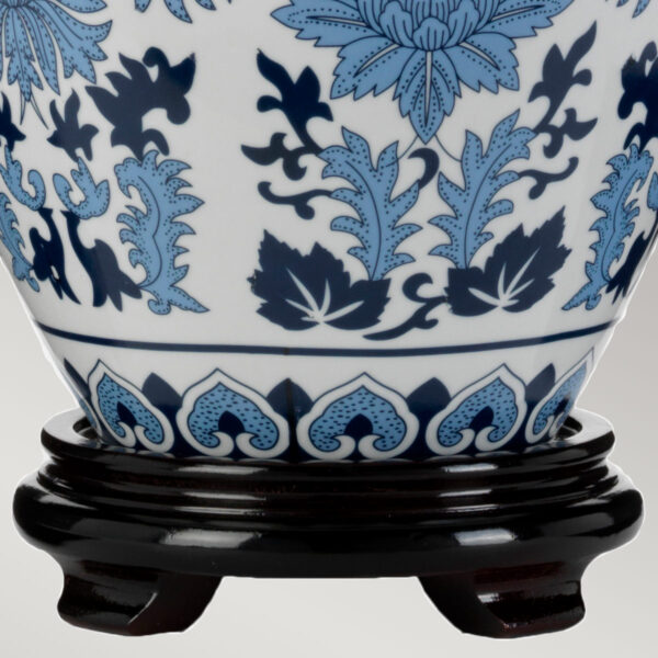 Linyi orientalsk bordlampe i keramik i blåt og hvidt mønster med plisseskærm - Image 4