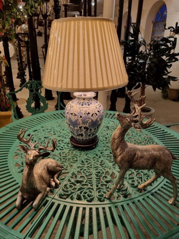 Linyi orientalsk bordlampe i keramik i blåt og hvidt mønster med plisseskærm - Image 5
