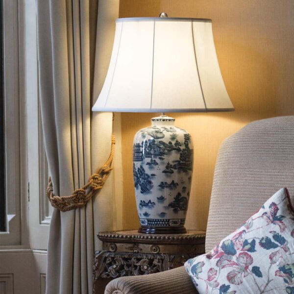 Blå tradition orientalsk bordlampe i porcelæn i hvid og blå med empireskærm - Image 2