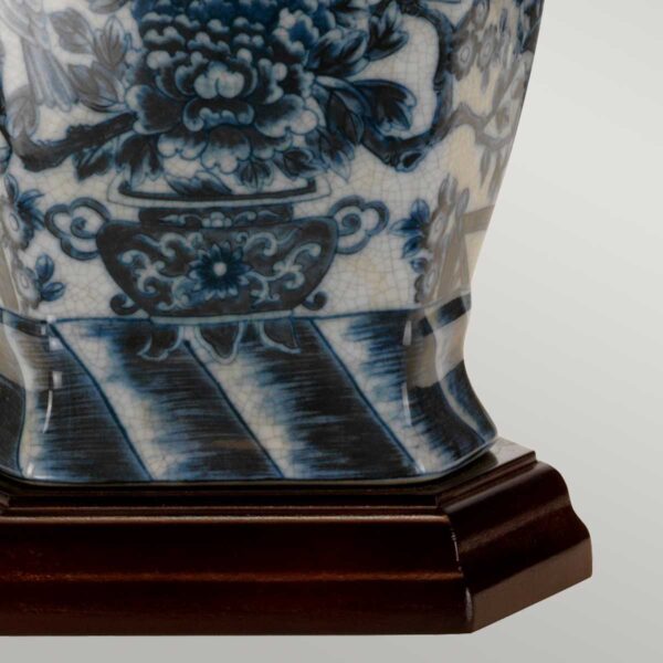 Orientalsk bordlampe i porcelæn i blå og hvid med blomster og empireskærm - Image 4