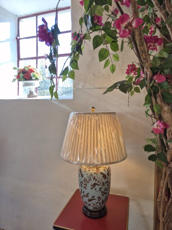 Guldfugle orientalsk bordlampe i porcelæn med fugle og bær og lyseblå glasur med plisseskærm - Image 9