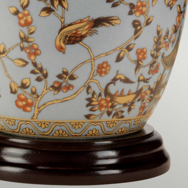 Guldfugle orientalsk bordlampe i porcelæn med fugle og bær og lyseblå glasur med plisseskærm - Image 4