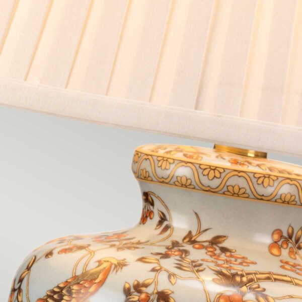 Guldfugle orientalsk bordlampe i porcelæn med fugle og bær og lyseblå glasur med plisseskærm - Image 3