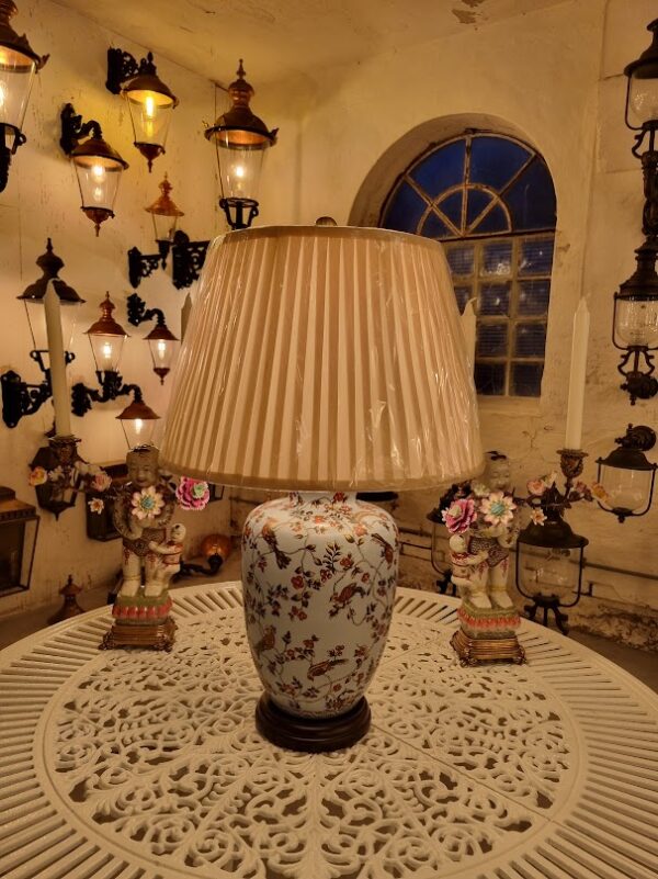 Guldfugle orientalsk bordlampe i porcelæn med fugle og bær og lyseblå glasur med plisseskærm - Image 6