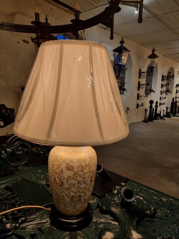 Orientalsk bordlampe i porcelæn i guld og creme med empireskærm - Image 7