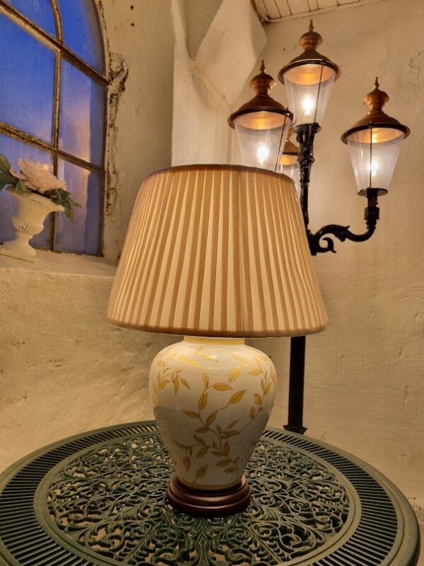 Løvfald orientalsk bordlampe i grålig porcelæn, med guldblade og creme med plisseskærm - Image 4