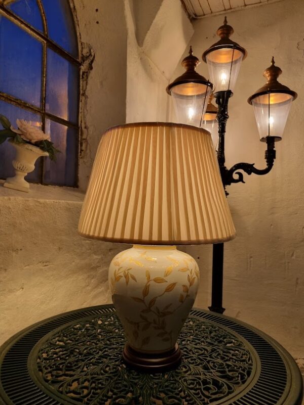 Løvfald orientalsk bordlampe i grålig porcelæn, med guldblade og creme med plisseskærm - Image 3