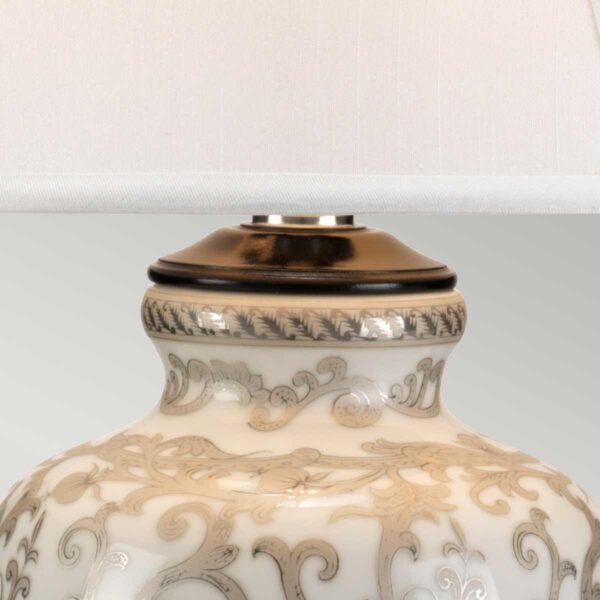 Orientalsk bordlampe i porcelæn i sølv og hvid med empireskærm - Image 3