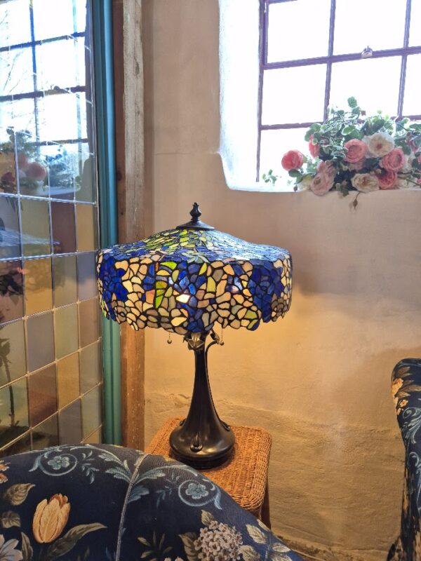 Tiffany Cobalt bordlampe i vintage bronze-finish med 3 lyskilder - Image 16